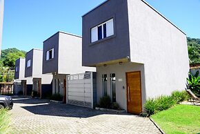 Casa a 150m da Praia de Boi Ucanga com Piscina