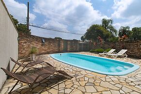 Casa com Piscina Churrasq e Wi-fi em Crici ma SC