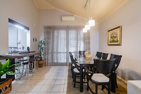 Casa com Piscina Churrasq e Wi-fi em Crici ma SC