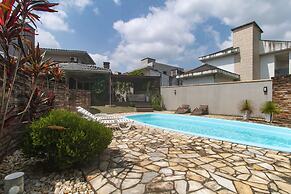 Casa com Piscina Churrasq e Wi-fi em Crici ma SC
