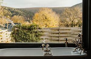 Unique Cabin Wrapped in Beautiful Welsh Scenery