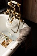 Unique Cabin Wrapped in Beautiful Welsh Scenery