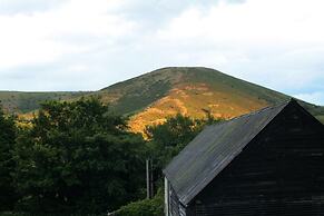Unique Cabin Wrapped in Beautiful Welsh Scenery