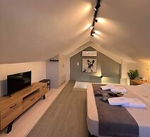 WHITE HOUSES SEAFRONT LYGIA