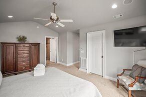 Elegant, Marsh-front 5-bed, 4-bath Home, Sleeps 12