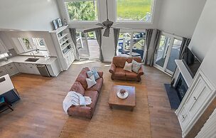 Elegant, Marsh-front 5-bed, 4-bath Home, Sleeps 12