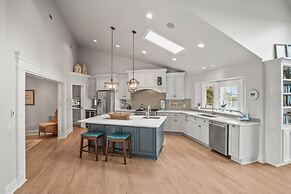 Elegant, Marsh-front 5-bed, 4-bath Home, Sleeps 12