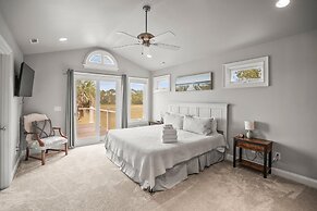 Elegant, Marsh-front 5-bed, 4-bath Home, Sleeps 12