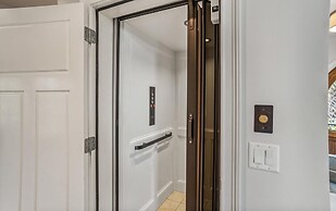 Elegant, Marsh-front 5-bed, 4-bath Home, Sleeps 12