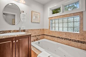 Elegant, Marsh-front 5-bed, 4-bath Home, Sleeps 12