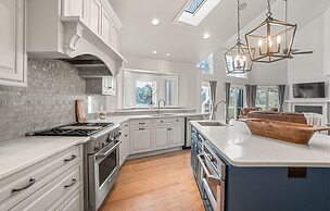Elegant, Marsh-front 5-bed, 4-bath Home, Sleeps 12