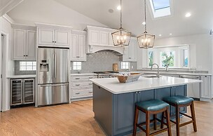 Elegant, Marsh-front 5-bed, 4-bath Home, Sleeps 12