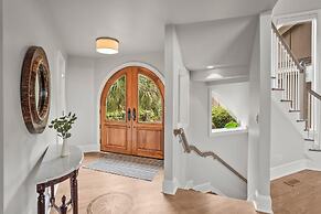 Elegant, Marsh-front 5-bed, 4-bath Home, Sleeps 12