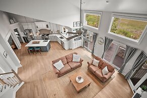 Elegant, Marsh-front 5-bed, 4-bath Home, Sleeps 12