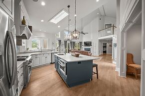 Elegant, Marsh-front 5-bed, 4-bath Home, Sleeps 12