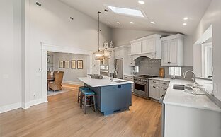 Elegant, Marsh-front 5-bed, 4-bath Home, Sleeps 12