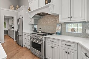 Elegant, Marsh-front 5-bed, 4-bath Home, Sleeps 12