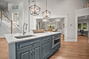 Elegant, Marsh-front 5-bed, 4-bath Home, Sleeps 12