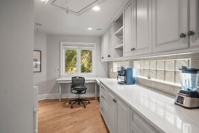 Elegant, Marsh-front 5-bed, 4-bath Home, Sleeps 12