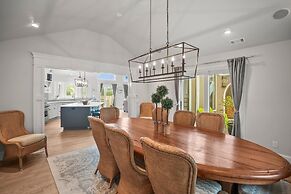 Elegant, Marsh-front 5-bed, 4-bath Home, Sleeps 12