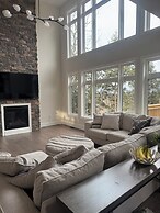 Modern Muskoka Cottage with Lake Views