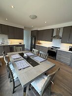 Modern Muskoka Cottage with Lake Views