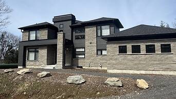 Modern Muskoka Cottage with Lake Views