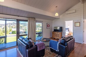 Matai Cottage in Oneroa with Sea Views