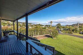 Matai Cottage in Oneroa with Sea Views