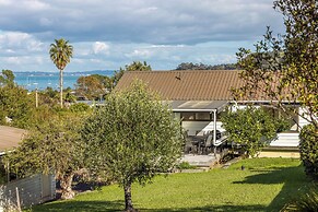 Matai Cottage in Oneroa with Sea Views