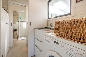 Matai Cottage in Oneroa with Sea Views