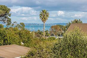 Matai Cottage in Oneroa with Sea Views