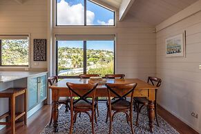 Matai Cottage in Oneroa with Sea Views