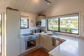 Matai Cottage in Oneroa with Sea Views