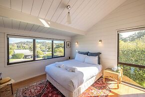 Matai Cottage in Oneroa with Sea Views