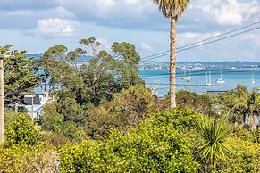 Matai Cottage in Oneroa with Sea Views