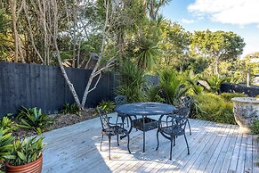 Matai Cottage in Oneroa with Sea Views