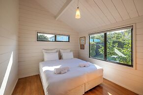 Matai Cottage in Oneroa with Sea Views