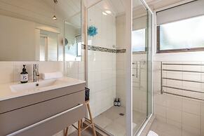Matai Cottage in Oneroa with Sea Views