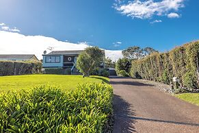 Matai Cottage in Oneroa with Sea Views