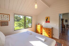 Matai Cottage in Oneroa with Sea Views