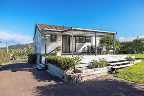 Matai Cottage in Oneroa with Sea Views