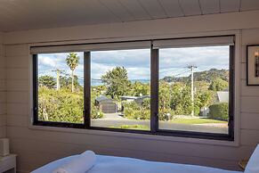 Matai Cottage in Oneroa with Sea Views
