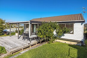 Matai Cottage in Oneroa with Sea Views