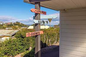 Matai Cottage in Oneroa with Sea Views