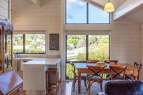 Matai Cottage in Oneroa with Sea Views