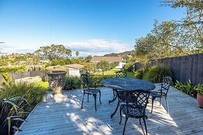 Matai Cottage in Oneroa with Sea Views