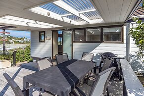 Matai Cottage in Oneroa with Sea Views