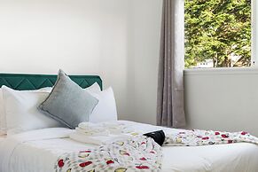 Charming 2BR Coastal Getaway in Pacifica