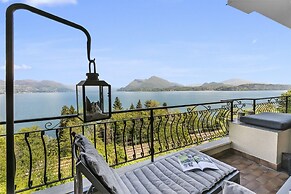 Elegant Panorama Lake View With Pool
